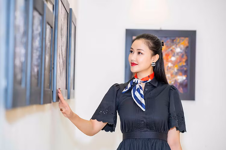 Nhiều mỹ nhân Việt cũng đến xem tranh. Trong ảnh, nữ ca sĩ Maya ngắm các bức tranh được trưng bày.