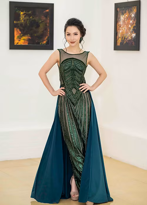 MC Minh Hà cũng đến xem triển lãm tranh.