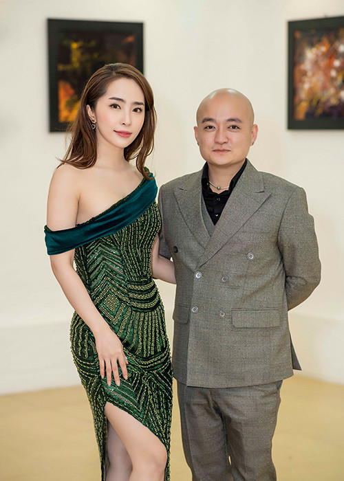 Mới đây, nữ ca sĩ gây chú ý khi đến xem triển lãm tranh của NTK Cao Minh Tiến.