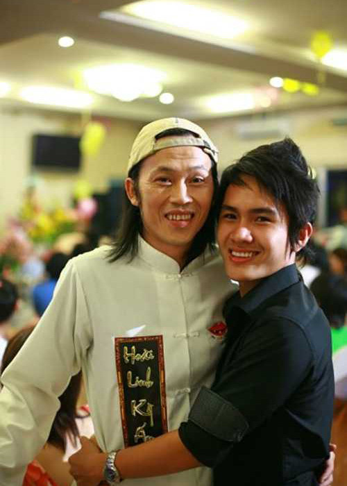 Trên trang cá nhân, con trai Hoài Linh chia sẻ anh đã nhận bằng cử nhân ngành kỹ thuật cơ khí và làm việc chính thức ở hãng hàng không American Airlines.