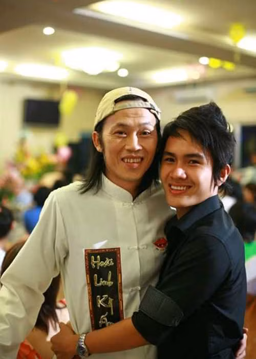 Trên trang cá nhân, con trai Hoài Linh chia sẻ anh đã nhận bằng cử nhân ngành kỹ thuật cơ khí và làm việc chính thức ở hãng hàng không American Airlines.