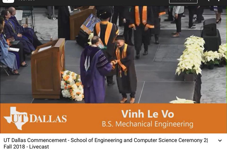 "Chúc mừng con. Sau bao nhiêu năm miệt mài đèn sách, giờ con đã đạt được mơ ước của mình và tất cả gia đình. Tấm bằng này chỉ là bước khởi đầu, nó như chiếc chìa khóa để con mở cánh cửa bước vào một tương lai tốt đẹp hơn. Tấm bằng không phải là sự thành đạt, mà là những trang sách để con rèn giũa thêm nghị lực cho cuộc sống. Cố lên con nhé. Cám ơn con món quà sinh nhật thật ý nghĩa con dành tặng bố”, Hoài Linh viết.