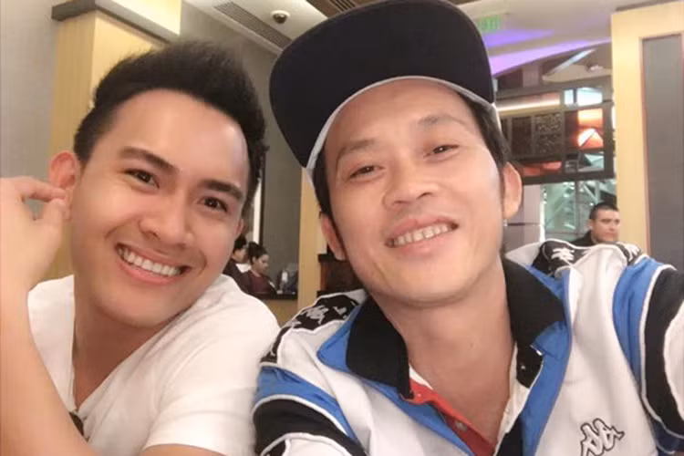 Năm 2016, Hoài Linh đăng ảnh bên con trai Thành Vinh khiến nhiều người bất ngờ bởi trước đó nam danh hài chưa từng hé lộ hình ảnh các con.