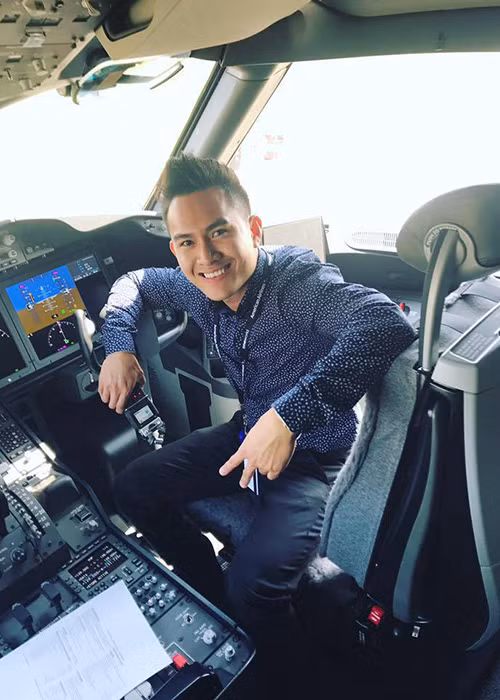 Một người thân của Hoài Linh chia sẻ trên Zing, Thành Vinh tốt nghiệp đại học sau đó học chuyên sâu thêm 2 năm.