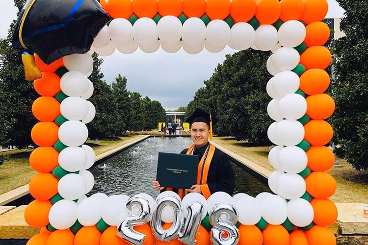 Mới đây, trên trang cá nhân, Hoài Linh khoe ảnh con trai Thành Vinh tốt nghiệp sau đại học ở Mỹ. Nam danh hài cũng không quên gửi lời chúc mừng và động viên con.