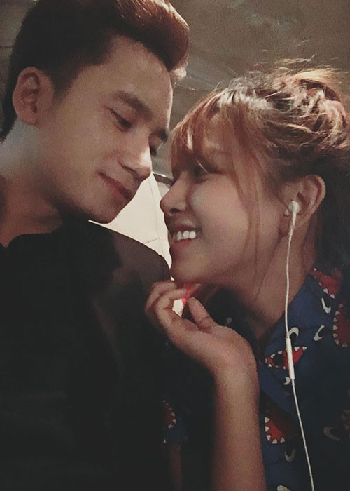 Bạn gái của giọng ca "Vợ người ta" sinh năm 1994, sở hữu nhan sắc xinh đẹp.