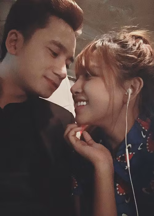 Bạn gái của giọng ca "Vợ người ta" sinh năm 1994, sở hữu nhan sắc xinh đẹp.