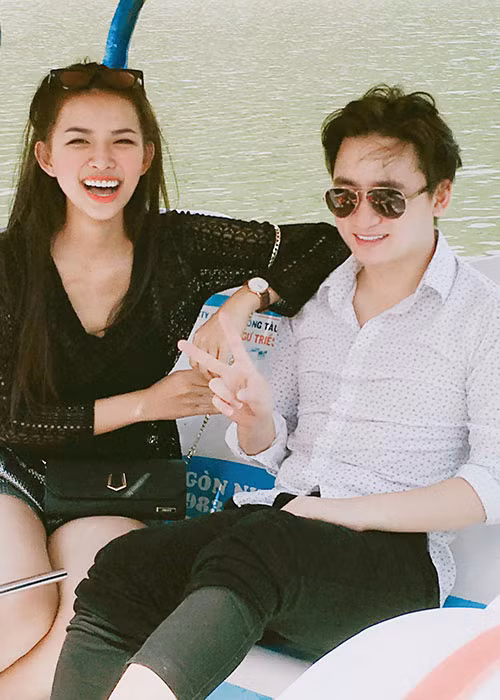 Cặp đôi thường xuyên đi du lịch để hâm nóng tình yêu.