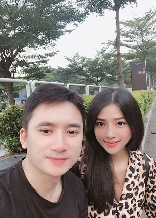 Đầu tháng 11, nam ca sĩ đã về quê của bạn gái của hỏi cưới.