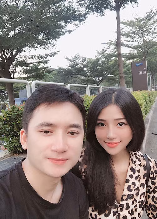 Đầu tháng 11, nam ca sĩ đã về quê của bạn gái của hỏi cưới.