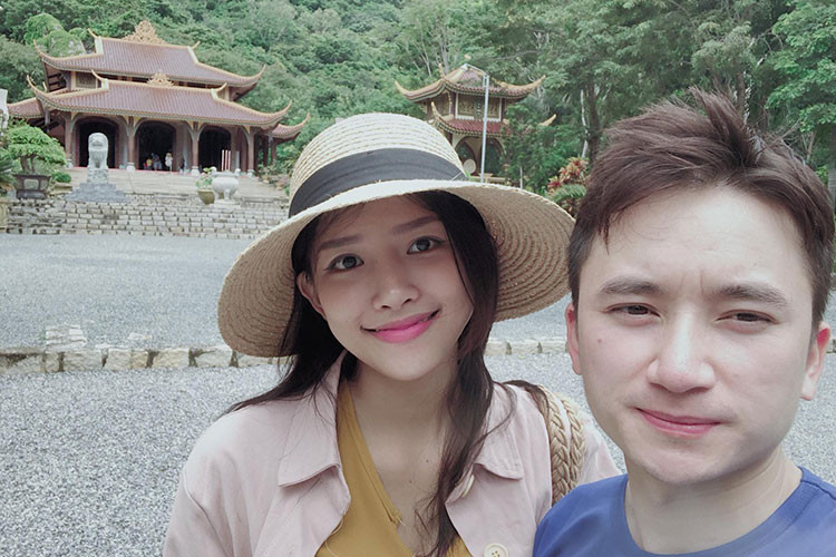 Tháng 9/2018, Phan Mạnh Quỳnh cầu hôn Khánh Vy bên bờ biển và nhận được lời đồng ý của bạn gái.