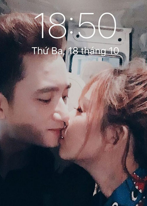 Sau thời gian gặp gỡ vì công việc, cặp đôi nảy sinh tình cảm và bắt đầu hẹn hò từ tháng 12/2015.