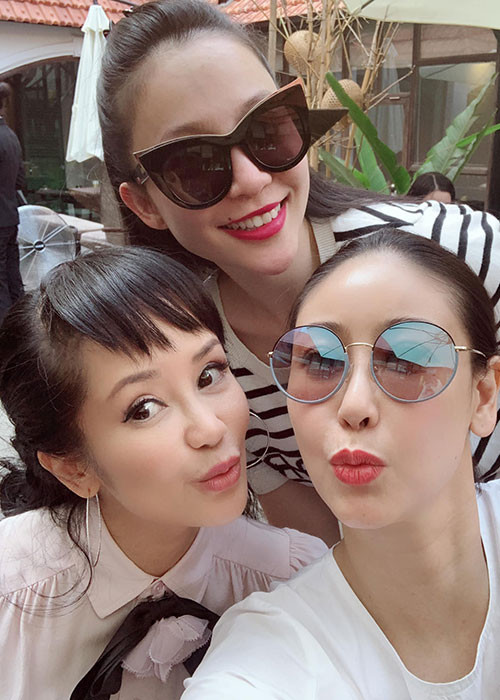Bị sút cân vì làm việc quá sức, Hồng Nhung vẫn rạng rỡ bên 2 người bạn thân.