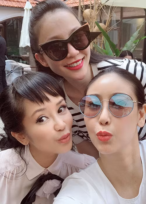 Bị sút cân vì làm việc quá sức, Hồng Nhung vẫn rạng rỡ bên 2 người bạn thân.