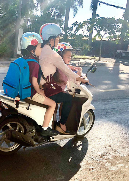 Hồng Nhung thừa nhận, sự hồn nhiên và vô tư của hai con là nguồn năng lượng tích cực giúp cô có thêm sự lạc quan để vững vàng bước qua mọi sóng gió trong đời.