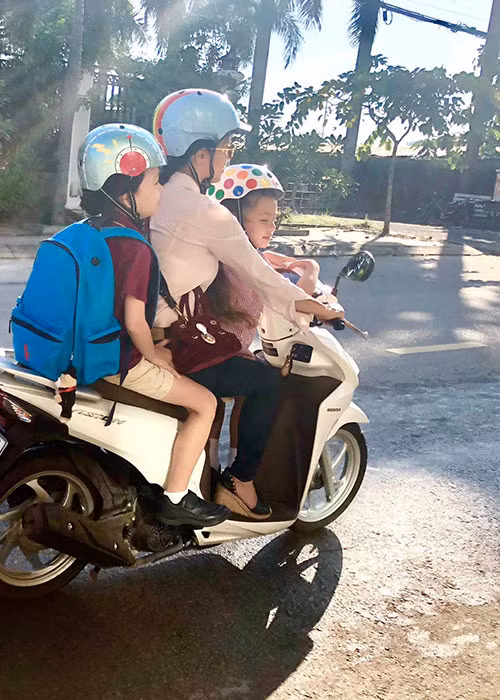 Hồng Nhung thừa nhận, sự hồn nhiên và vô tư của hai con là nguồn năng lượng tích cực giúp cô có thêm sự lạc quan để vững vàng bước qua mọi sóng gió trong đời.