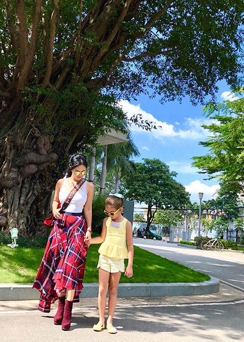 Nữ diva luôn cố gắng dành thời gian đưa các con đi học. Khoảng thời gian còn lại, cô dành cho âm nhạc, tập thiền và tập yoga.