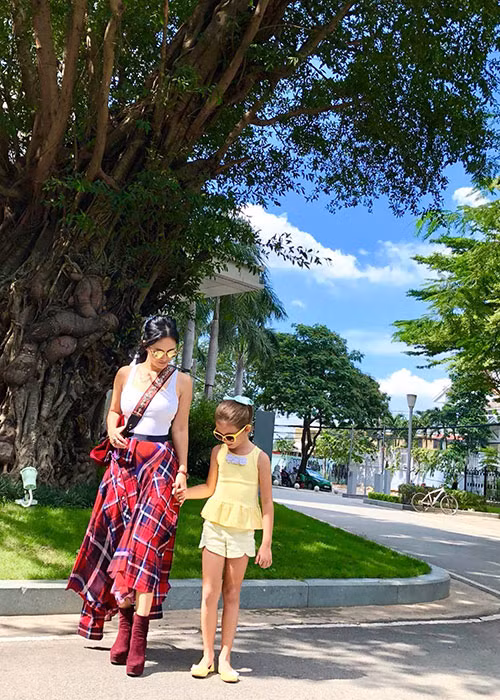 Nữ diva luôn cố gắng dành thời gian đưa các con đi học. Khoảng thời gian còn lại, cô dành cho âm nhạc, tập thiền và tập yoga.