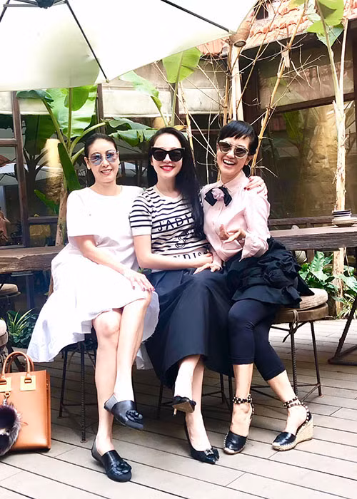 Thông tin Hồng Nhung ly hôn được nữ ca sĩ công khai cách đây mấy tháng. Về cuộc sống hiện tại, "cô Bống" cho hay cô vừa trải qua sóng gió cuộc đời và điều này đã tác động không nhỏ đến cô về cả thể chất lẫn tinh thần, nhất là khi cô đã có hai con nhỏ. Tuy nhiên, Hồng Nhung cảm thấy vẫn còn may mắn vì được gia đình và fan ủng hộ.