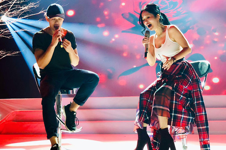 Hồng Nhung vừa chăm sóc được con cái vừa chu toàn được công việc bên ngoài.