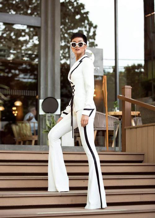 Ở phần thi phỏng vấn, H'hen Niê thanh lịch với bộ suit trắng phối các đường viền màu đen.