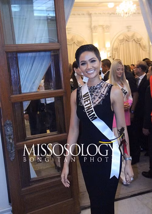 Bán kết cuộc thi Hoa hậu Hoàn vũ Thế giới 2018 diễn ra lúc 19h ngày 13/12. Chung kết dự kiến được tổ chức vào 7h ngày 17/12 tại Thái Lan.