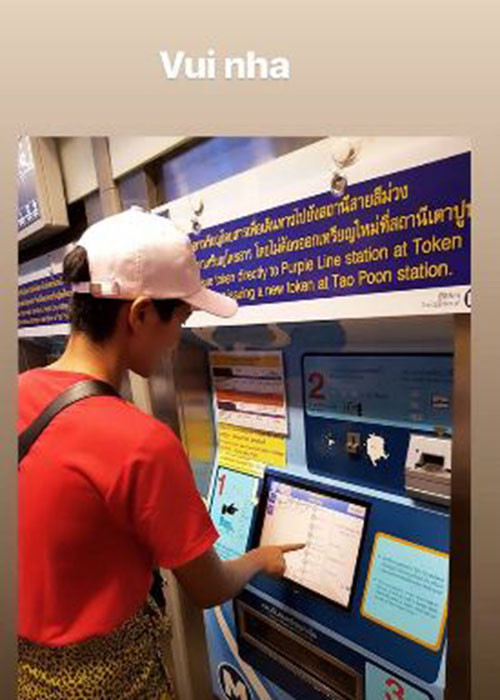 Đại diện Việt Nam mua vé tàu cao tốc để đến khu chợ thưởng thức ẩm thực đường phố xứ sở chùa Vàng.