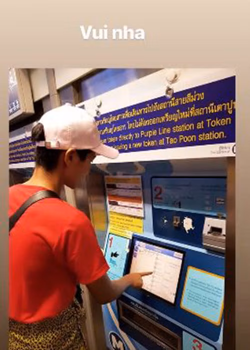 Đại diện Việt Nam mua vé tàu cao tốc để đến khu chợ thưởng thức ẩm thực đường phố xứ sở chùa Vàng.