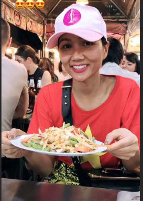 H'hen Niê khen nức nở các món ăn đường phố của Thái Lan.