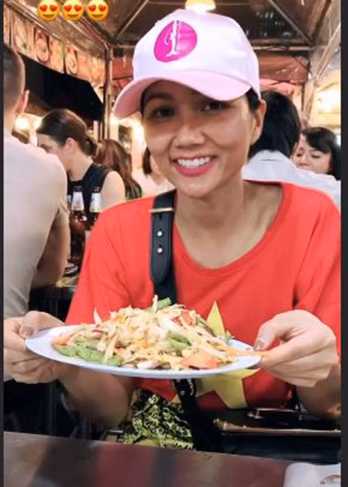 H'hen Niê khen nức nở các món ăn đường phố của Thái Lan.