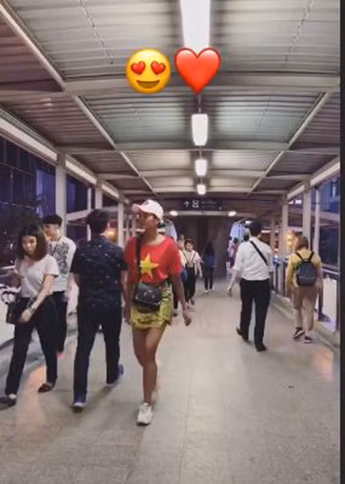  Hoa hậu H'hen Niê vừa chia sẻ hình ảnh dạo phố Thái Lan trước đêm bán kết cuộc thi Hoa hậu Hoàn vũ Thế giới 2018.