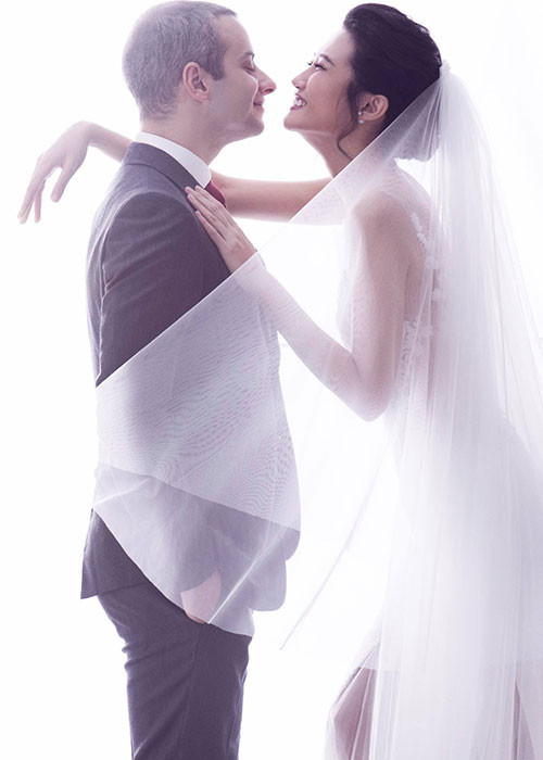 Giống Ngọc Nga, người mẫu Kha Mỹ Vân cũng lấy chồng Tây. Nửa kia của Mỹ Vân tên Luigi Menghini, là doanh nhân người Italy.