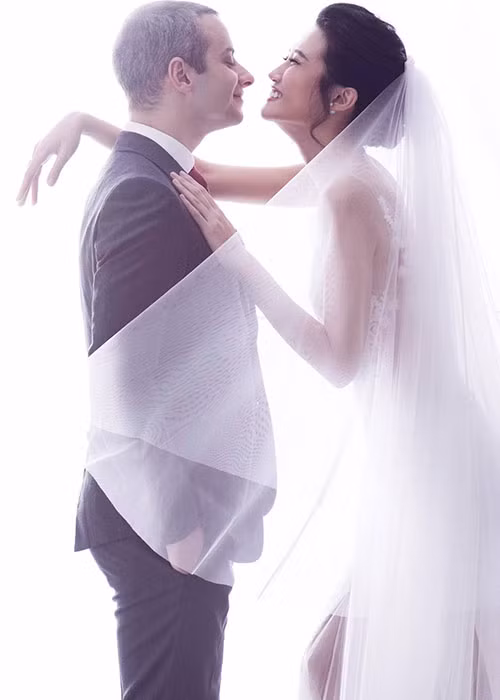 Giống Ngọc Nga, người mẫu Kha Mỹ Vân cũng lấy chồng Tây. Nửa kia của Mỹ Vân tên Luigi Menghini, là doanh nhân người Italy.