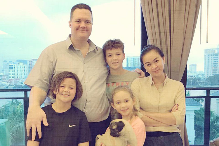 Ngọc Nga và ông xã ngoại quốc có hai cậu con trai kháu khỉnh và một cô con gái xinh xắn, đáng yêu.