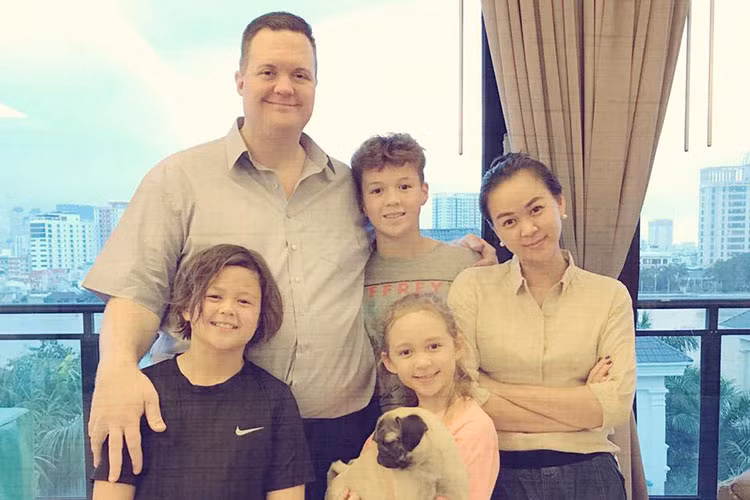 Ngọc Nga và ông xã ngoại quốc có hai cậu con trai kháu khỉnh và một cô con gái xinh xắn, đáng yêu.