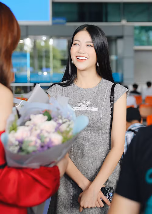 Hình ảnh Phương Khánh vui vẻ đón cựu hoa hậu gây chú ý khi mới đây, cô bị anh K. tố vô ơn sau khi đăng quang Hoa hậu Trái đất 2018. Ảnh: Ngôi sao