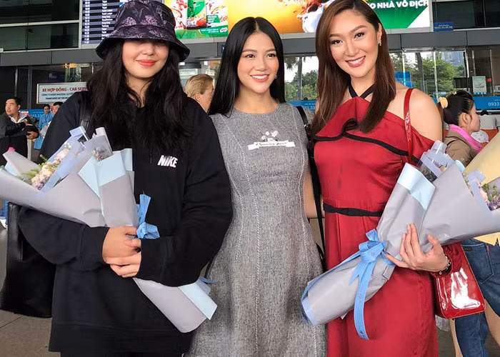 Trên trang cá nhân, Hoa hậu Phương Khánh vừa đăng tải hình ảnh đón Hoa hậu Trái đất 2017 Karen Ibasco (ngoài cùng bên phải) và Hoa hậu Không khí 2016 Michelle Gomez. Ảnh: FBNV