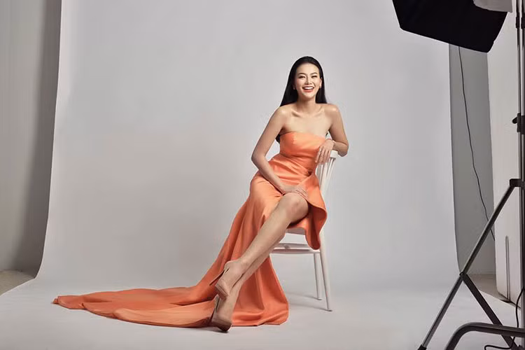 Người đẹp bận rộn với những cuộc phỏng vấn, chụp hình. Ảnh: FBNV