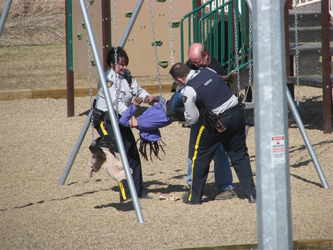 Muốn nghịch thì cũng phải chọn chỗ phù hợp lứa tuổi nhé.