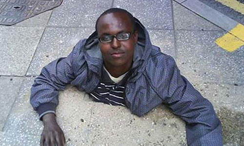 Em chỉ ngồi đây ngắm cảnh thôi chứ có mắc kẹt gì đâu.