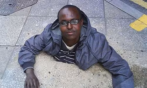 Em chỉ ngồi đây ngắm cảnh thôi chứ có mắc kẹt gì đâu.