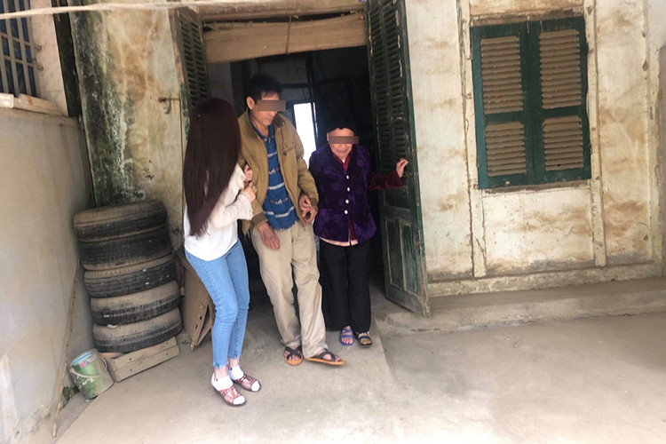 Qua loạt ảnh bị phát tán, căn nhà được cho là của gia đình Thư Dung trông tồi tàn, xập xệ. Theo lời người đẹp, trước khi vướng ồn ào, một mình cô gồng gánh gia đình vì bố của cô bị suy thận. Thời điểm đó, Thư Dung lại chia tay bạn trai nên không còn người giúp đỡ cô vượt qua khó khăn. Ảnh: Vietnamnet