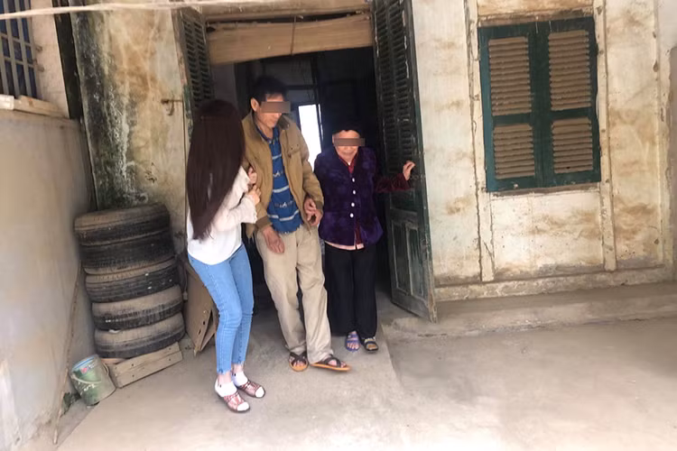 Qua loạt ảnh bị phát tán, căn nhà được cho là của gia đình Thư Dung trông tồi tàn, xập xệ. Theo lời người đẹp, trước khi vướng ồn ào, một mình cô gồng gánh gia đình vì bố của cô bị suy thận. Thời điểm đó, Thư Dung lại chia tay bạn trai nên không còn người giúp đỡ cô vượt qua khó khăn. Ảnh: Vietnamnet