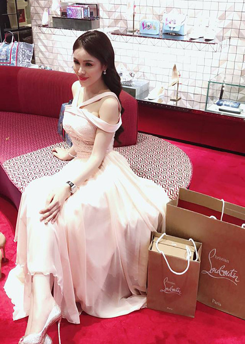 Người đẹp không ít lần khoe đi mua sắm hàng hiệu.