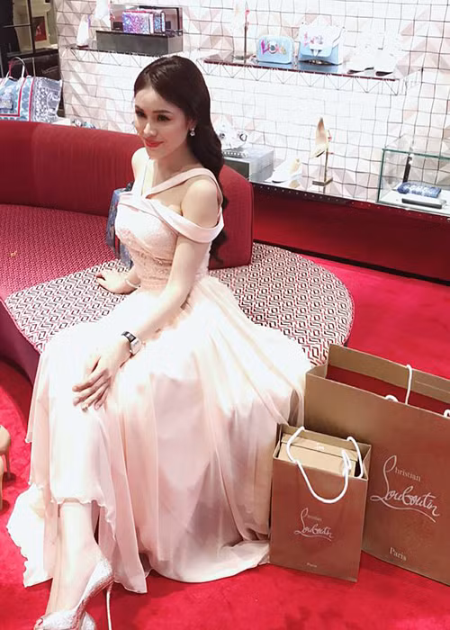 Người đẹp không ít lần khoe đi mua sắm hàng hiệu.