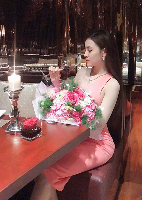 Thư Dung cũng không ít lần khoe đi ăn uống ở những nơi sang trọng.