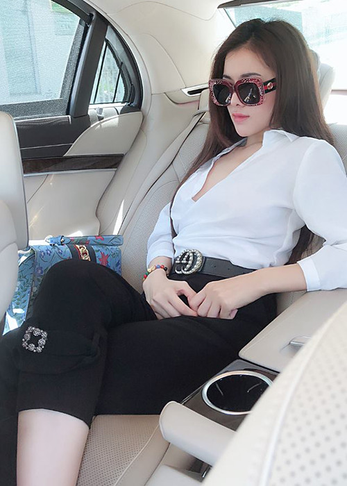 Người đẹp sinh năm 1995 cũng thường xuyên di chuyển bằng xe hơi sang trọng.