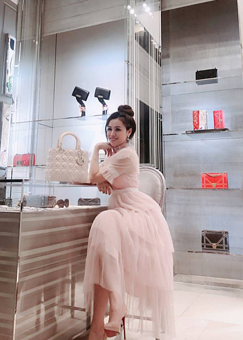 Thư Dung cũng thường xuyên xuất hiện với hình ảnh trẻ trung, sành điệu.