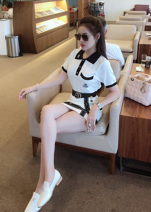 Hình ảnh người đẹp đến từ Hà Giang sành điệu khi chờ chuyến bay.