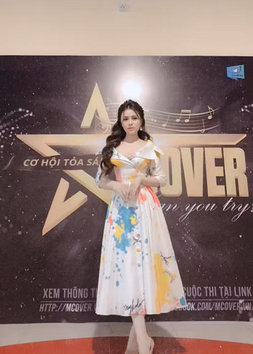 Tuy nhiên, cư dân mạng không tin lời thanh minh của Thư Dung về nghi vấn bán dâm nghìn đô.